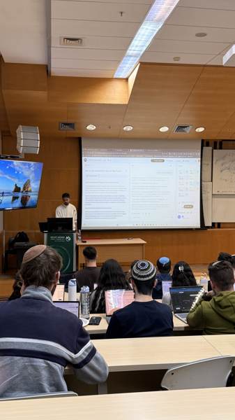 עומר מיוסט בהרצאה באוניברסיטת בר-אילן